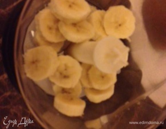 Режем банан и кладем в блендер.