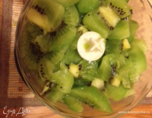 Режем киви и добавляем к бананам в блендер.