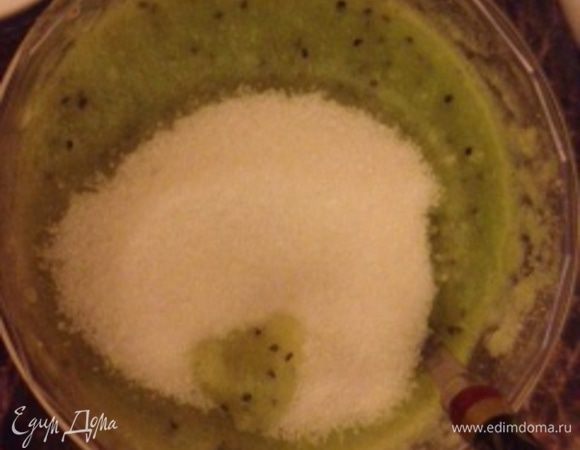 Добавляем сахар и желатин, перемешиваем.