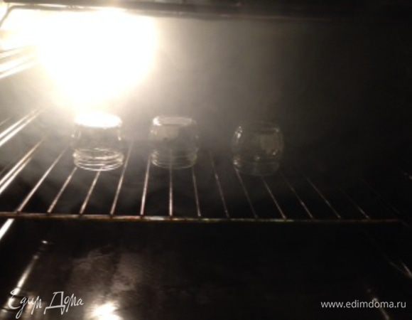 Банки прогреваем в духовке.