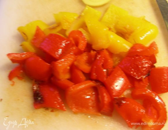 Разогреваем духовку до 180 гр. Перец по рецепту нам нужен запеченный. У меня был свежий (половина красного и желтого) и я его предварительно запекла в духовке и очистила от кожуры. Можно взять консервированный из банки. Режем его на средние кусочки.