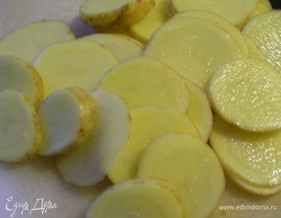 Картофель режем очень тонкими кружочками. 