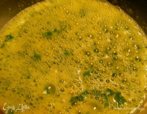 Взбиваем яйца, добавляем пармезан, соль, перец, зелень и 1/8 чашки воды (я добавила молоко). 
