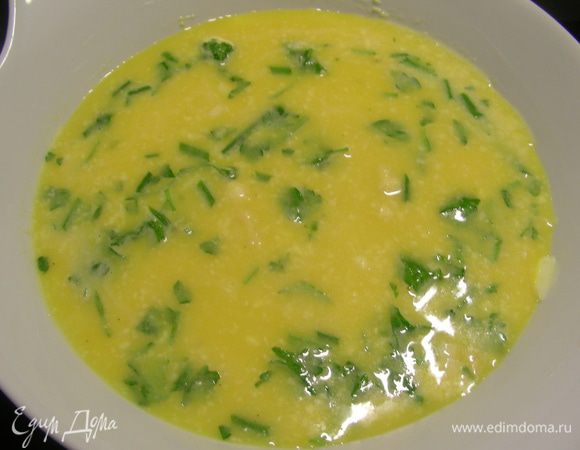 В смазанную маслом небольшую форму для запекания (я делала в двух порционных) выливаем половину яичной смеси. 
