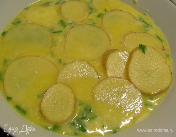 Картофель выкладываем в один слой. Посыпаем розмарином. 
