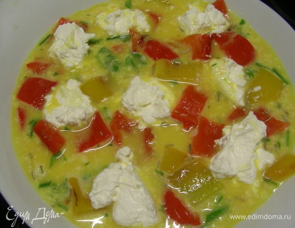 Выливаем вторую половину яичной массы. Выкладываем в произвольном порядке кусочки перца и небольшие ложочки рикотты.
