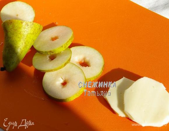 Грушу хорошо моем. Отрезаем от неё 4 достаточно толстых колечка, вырезаем аккуратно сердцевинку с семечками. Моцареллу режем на 2 толстых кружочка.

