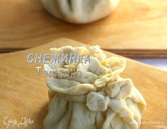 Собираем концы теста, формируя мешочек. Перевязываем полоской теста, оставленной ранее, завязываем бантик. Хвостики мешочка немного раздвигаем. Слойки кладём на противень или в форму для выпечки. Выпекаем слойки в духовке, разогретой до 190С, около 20 минут до золотистого цвета.

