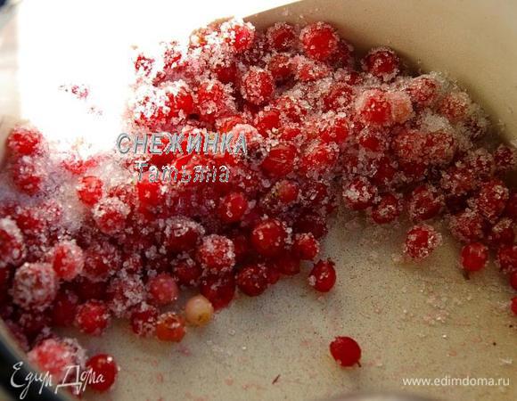 В это время приготовим соус. Бруснику кладём в кастрюльку или сотейник, присыпаем сахаром. Ставим на огонь.