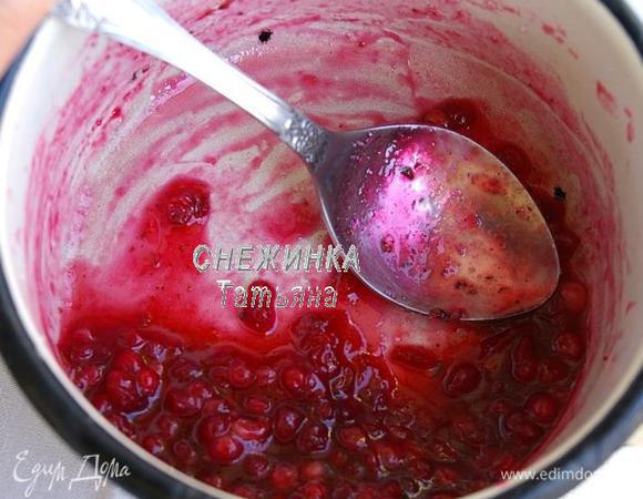 Постоянно помешиваем. Когда ягоды прогрелись, стали лопаться, и сахар смешался с соком ягод, огонь выключаем. Слегка мнём ягодки ложкой. Соус готов.