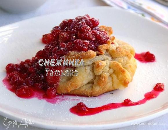 Готовые слойки кладём на сервировочные тарелки. Поливаем соусом, присыпаем сахарной пудрой. 