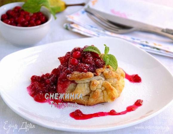 Тарелку украшаем соусом, слойку – мятой. 