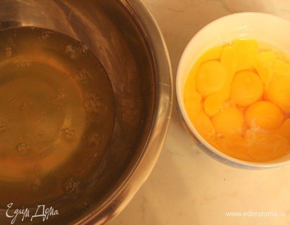 Отделить белки от желтков. **Вы можете хранить желтки в холодильнике, для того чтобы желтки не подсохли и не покрылись корочкой, достаточно залить их холодной водой. И когда вам понадобится один или несколько желтков, вы просто достанете их шумовкой из воды такими же блестящими и гладкими. В таком виде их можно хранить в холодильнике около недели. Если вы не будете использовать желтки сразу, то вы можете их заморозить, но перед тем как заморозить, чтобы избежать студенистую консистенцию, добавьте чайную ложку сахара на каждые четыре желтка, если будете использовать их для сладких блюд, или щепотку соли, если для соленых.