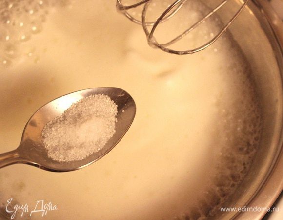 Взбиваем белки устойчивых мягких волн вместе с лимонной кислотой (лимонная кислота в гранулах), самое главное их не перебить до пик так как он весь из белков, отсюда его легкость и воздушность, затем добавить две столовые ложки сахара (лучше взять мелкозернистый) в белки  еще раз взбиваем 5-7 секунд.