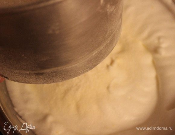 Оставшийся сахар смешиваем с мукой, туда же добавляем пол чайной ложки разрыхлителя и всю мучную смесь просеиваем  по поверхности белков.