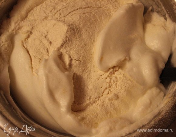 Затем очень аккуратно вмешать мучную массу ее в белки.