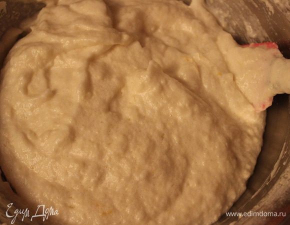 Тесто перемешиваем с низу вверх, до однородного состояния.