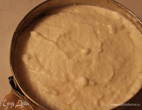 Выкладываем тесто в форму. Форму маслом смазывать не надо. Белки этого не любят.  Разогреваем духовку до 170°С. И отправляем выпекаться  на 50 минут.