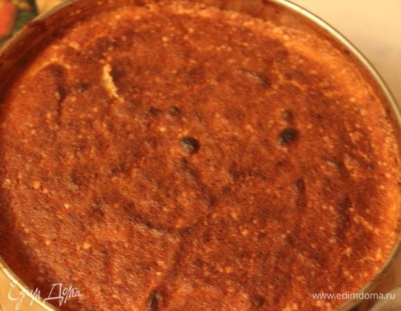 Бисквит выходит из духовки упругий, как губка, чуть влажный, и, если на него нажать пальцем, ямка тут же выравнивается. 