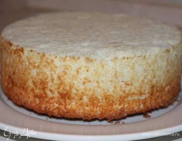 Когда остынет, необходимо пройтись острым ножом стрелой по стенкам формы, чтобы отделить бисквит и снять форму. 