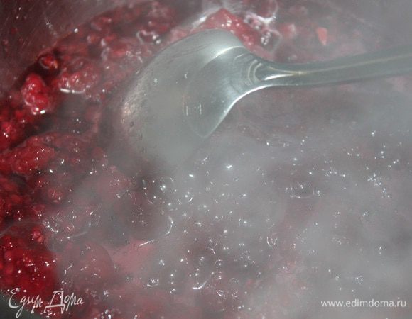 Я же предлагаю приготовить малиново-клюквенный соус. Для этого малину и клюкву проварить вместе с сахаром. Сначала довести до кипени, а после поварить на медленном огне еще минут 5-7. 