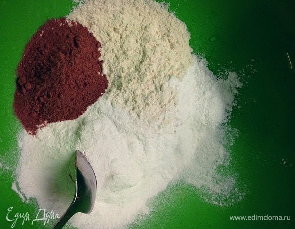 Первым делом смешиваем муку, сахарную пудру, какао-порошок, разрыхлитель теста...