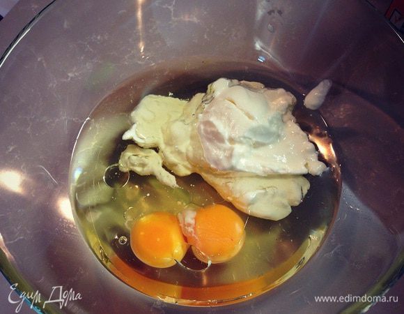 Теперь в другой миске взбить яйца с йогуртом и растительным маслом...