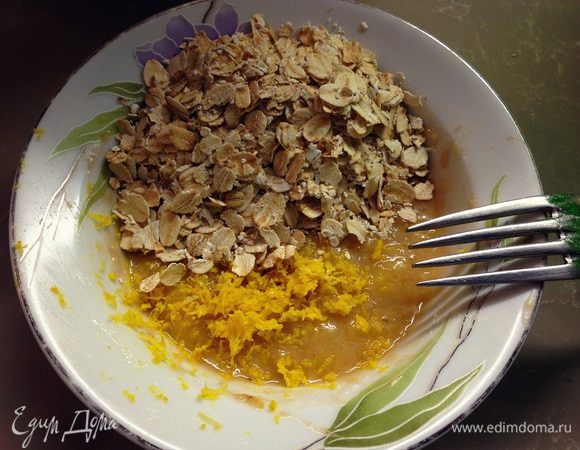 В третьей миске размять банан и добавить овсяные хлопья и цедру лимона перемешать....