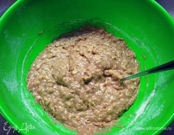 Смешать все ингредиенты сухие и жидкие... можно сюда добавить корицу и имбирь по пол чайной ложечки ....по желанию....