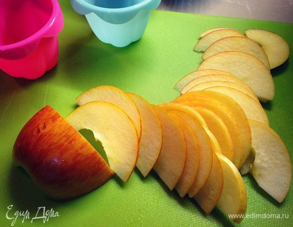 Теперь делим яблоки пополам удаляем сердцевину...и тонко тонко вместе с кажурой нарезаем наши лепесточки роз....