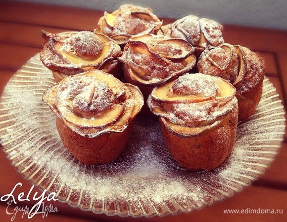 Отправляем в духовку на 30-40 минут при 180 - 200 С....готовность проверяем с помощью зубочистки .... готовые кексы сразу же присыпаем сахарной пудрой....
Приятного чаепития!!!!!