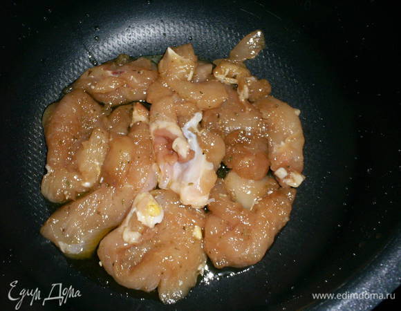 Куриную грудку нарезаем поперек на тоненькие кусочки, солим перчим. На дно мультиварки наливаем растительное масло, выкладываем подготовленную курочку.
Картофель чистим, натираем на крупной терке, лук, баклажан и помидоры нарезаем колечками, болгарский перец соломкой, сыр натираем на терке.