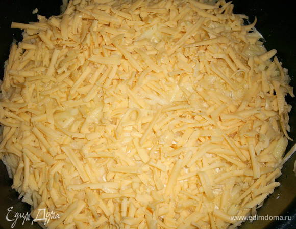 Затем половина натертого сыра и кружочки баклажанов, укладываем их внахлест. Затем выкладываем оставшийся картофель, засыпаем сыром.