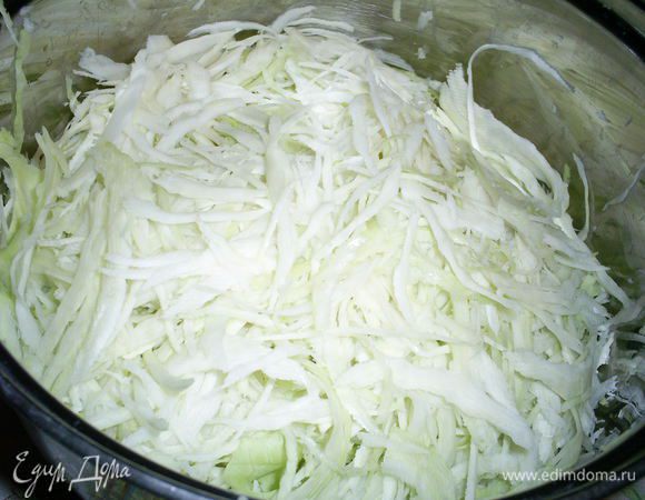 Капусту шинкуем как можно мельче.