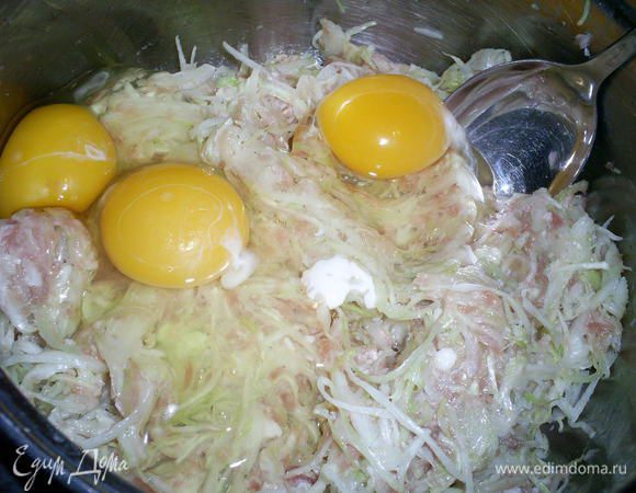Луковицу нарезаем мелкими кубиками. К измельченной капусте добавляем нарезанный лук, фарш, яйца, сметану, муку, соль, перец. Все тщательно перемешиваем до получения однородной массы.