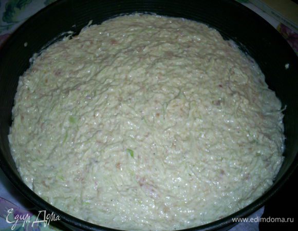 Полученное тесто выливаем в форму диаметром 20-22см, смазанную маслом и щедро посыпанную манкой или панировочными сухарями.