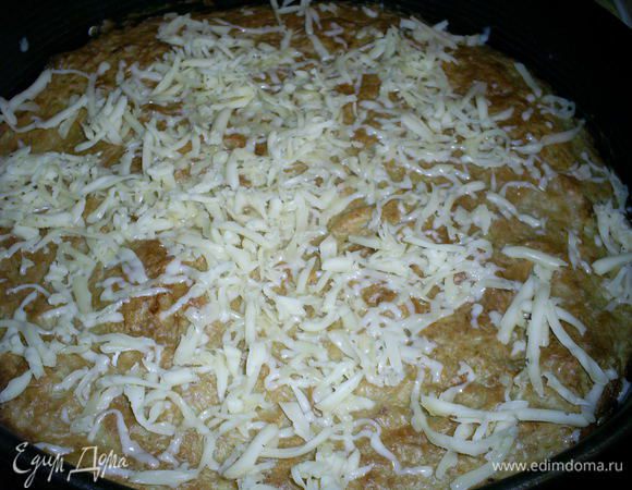 Затем достаем ее, посыпаем тертым сыром и отправляем в духовку еще на 5-10 минут до образования золотистой сырной корочки. 