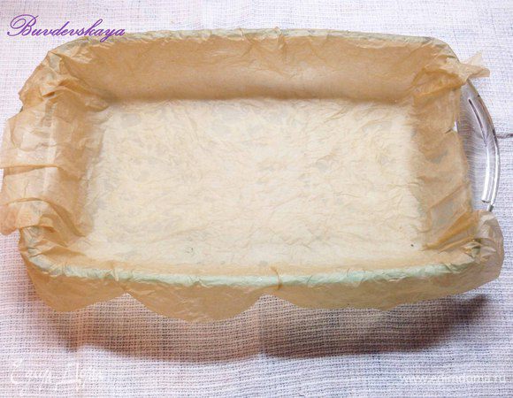 Форму  размером примерно 23 на 14 см застелить бумагой для выпечки или пищевой пленкой. 