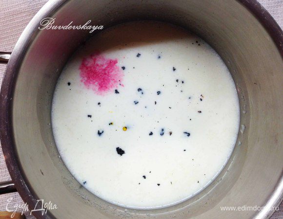 В кастрюле с толстым дном или в сотейнике смешать молоко и желатин и оставить на 10 минут для набухания (см. инструкцию на упаковке желатина). К молоку с желатином добавить семена стручка ванили, пищевой краситель и ароматизатор, перемешать, поставить смесь на средний огонь. Постоянно помешивая, нагревать до полного растворения желатина (НЕ КИПЯТИТЬ !).