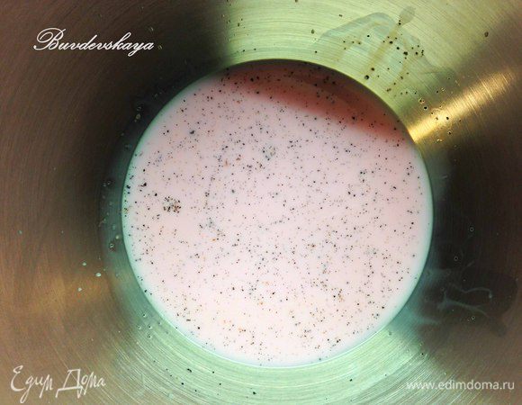 Добавить сахарозаменитель, перемешать, перелить массу в большую емкость  для взбивания и остудить до комнатной температуры. Взбить миксером на высокой скорости до мягких пиков, (время может разниться в зависимости от  мощности миксера, у меня ушло 10 минут). 