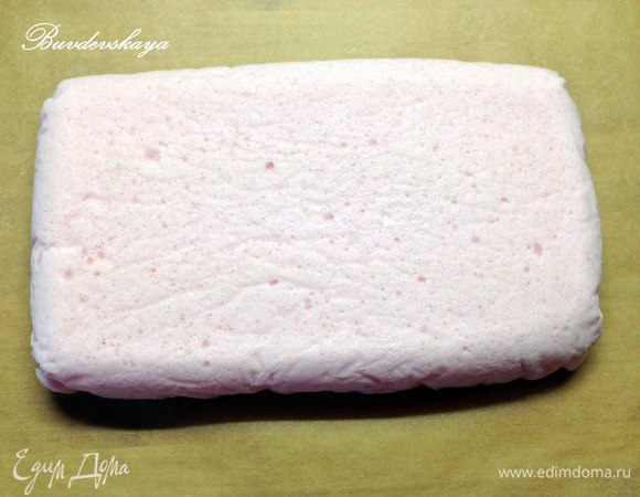 Рабочую поверхность застелить бумагой для выпечки. Аккуратно перевернуть на нее форму, удалить бумагу (пленку), нарезать острым ножом, промывая его после каждого разреза. Десерт подсыхает довольно быстро, поэтому после приготовления (застывания) его лучше сразу подавать на стол ! ENJOY !