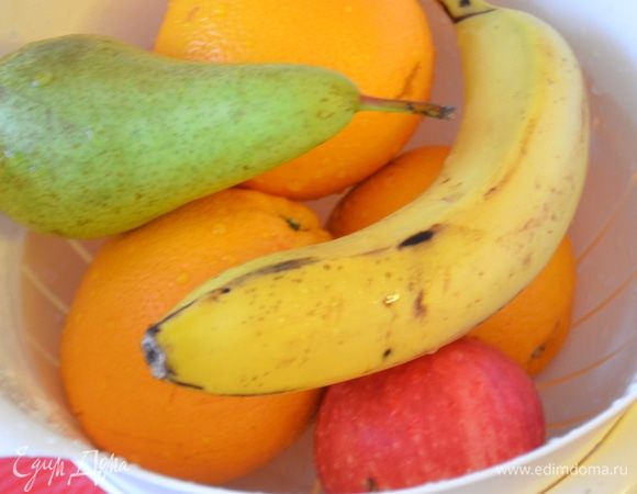 Фрукты помыть, яблоки, груши и бананы почистить.
