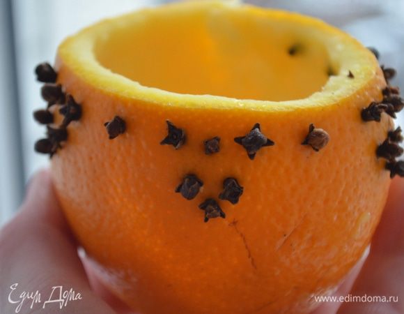  Втыкаем в форме рисунка или линий бутоны гвоздики


