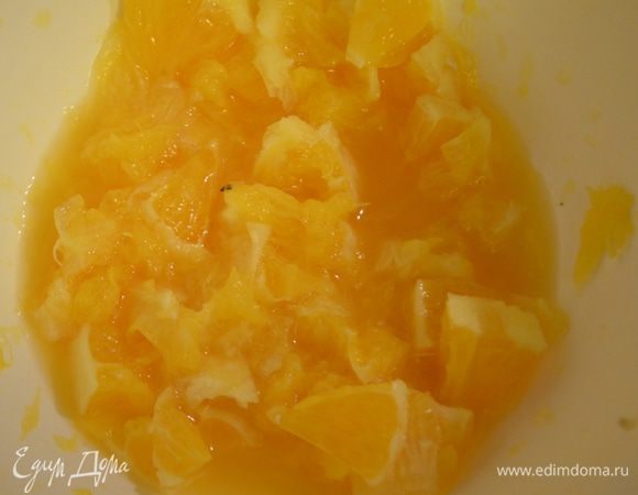 Мякоть от 1 апельсина нарезать, убрав перегородки.
