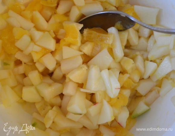 Банан, грушу и яблоко нарезать на небольшие кубики. Смешать с апельсином.
