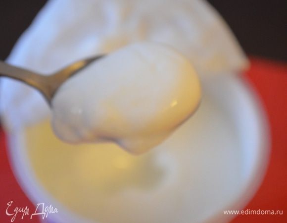 Йогурт смешать с медом до однородности.
 