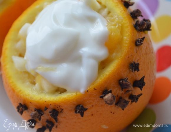  на салат 2 ст ложки йогурта, затем наполняем салатом и сверху еще по 1 ст ложке йогурта. 
