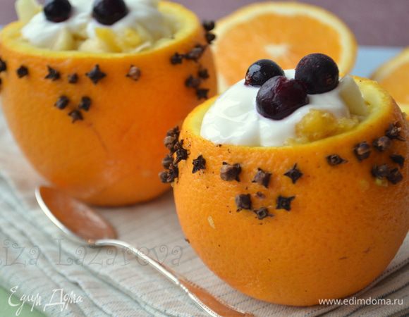  Украшаем ягодами и листиками мяты.