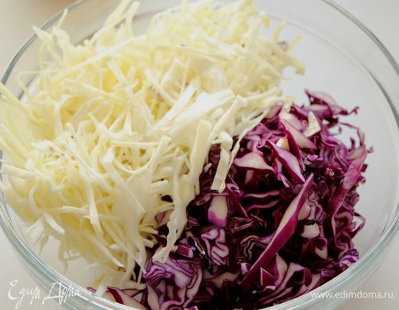 Ммелко нашинковать белокочанную и краснокочанную капусту.