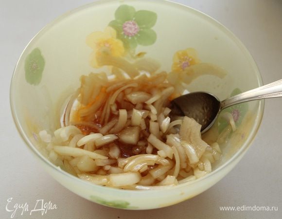 Приготовить заправку,замариновать в ней порезанный лук и чеснок, оставить на 5-10 мин.